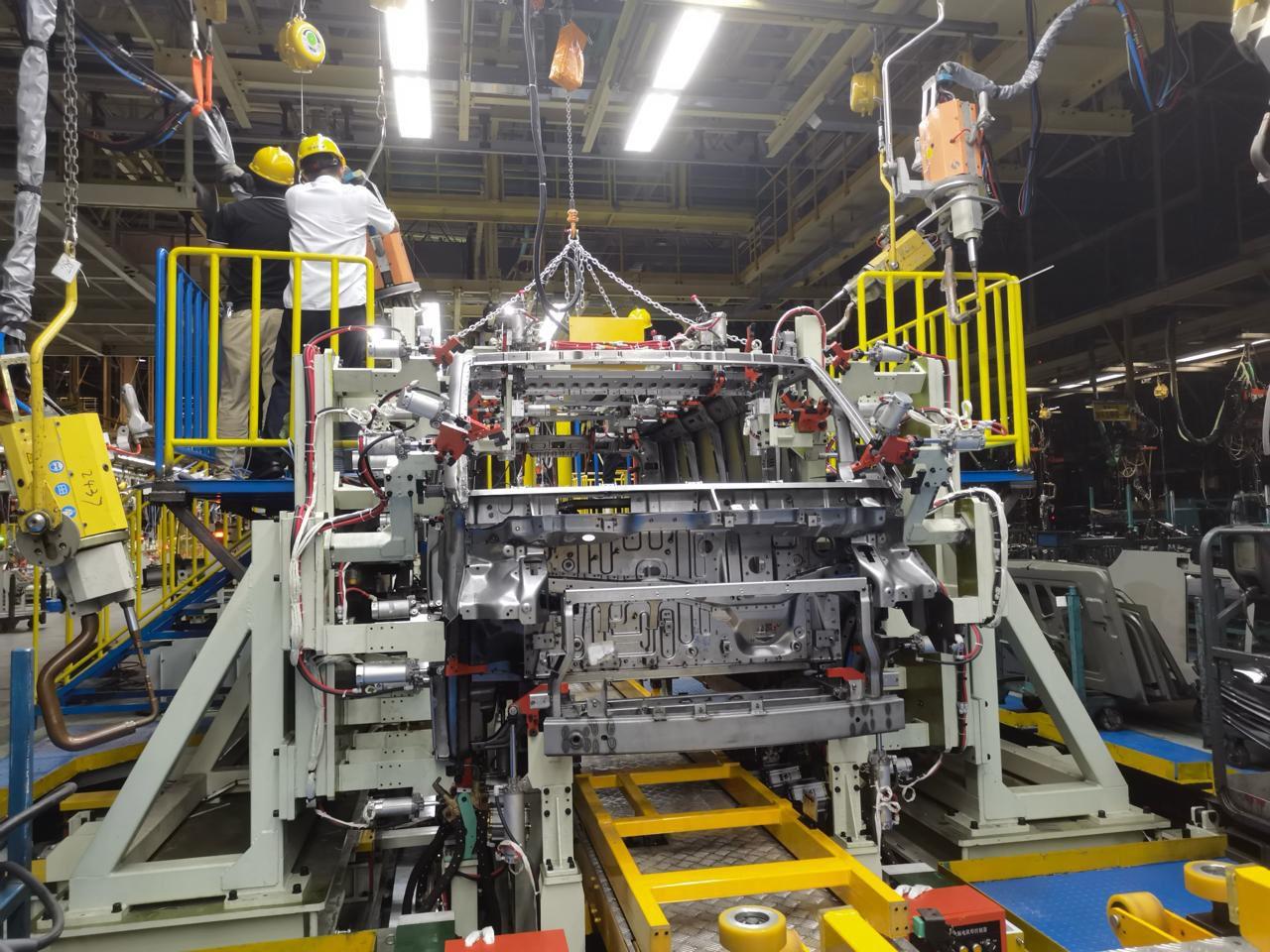 Vehicle body assembly line — reference photograph